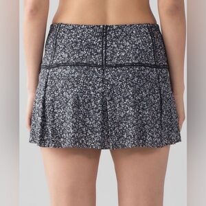 Lululemon Lost In Pace Skirt Regular Daisy‎ Dust Alpine White Black size 10
